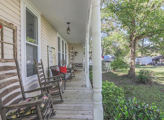 4th image of 504 N Oak Ave