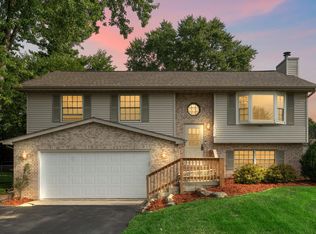 4002 Willowood Ct, Crown Point, IN