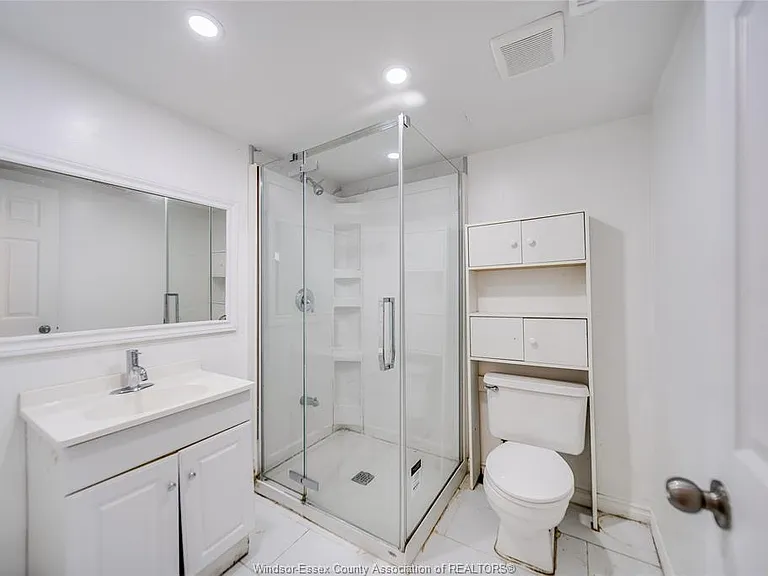 1465 Foster Ave — Photo 16