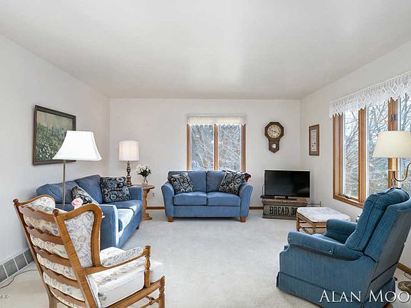 4th image of 5480 Kies St NE