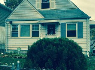 8104 267th St, Glen Oaks, NY 11004