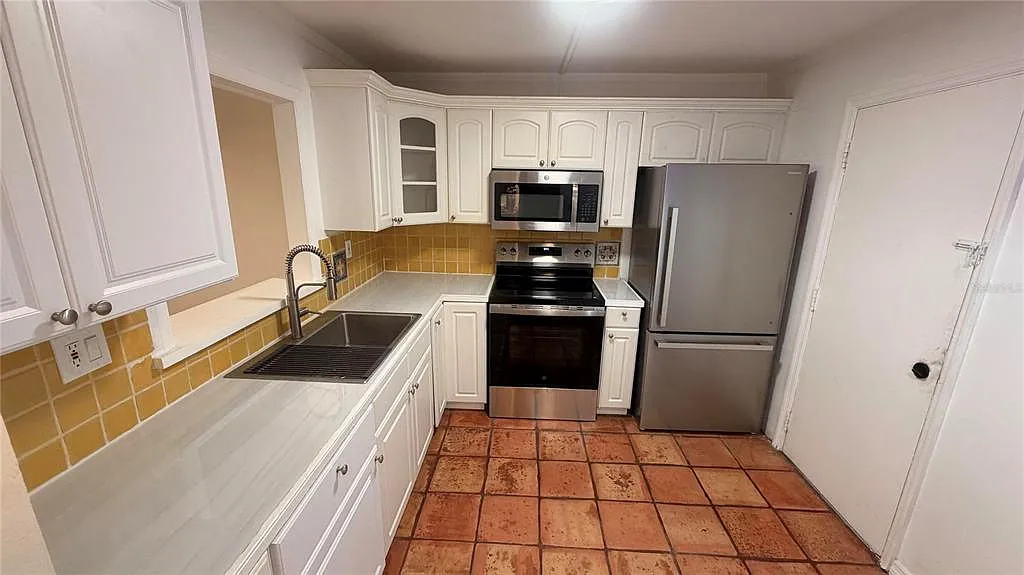 1 bed, 1.5 bath, 940 sqft, $1,600 — Photo 2