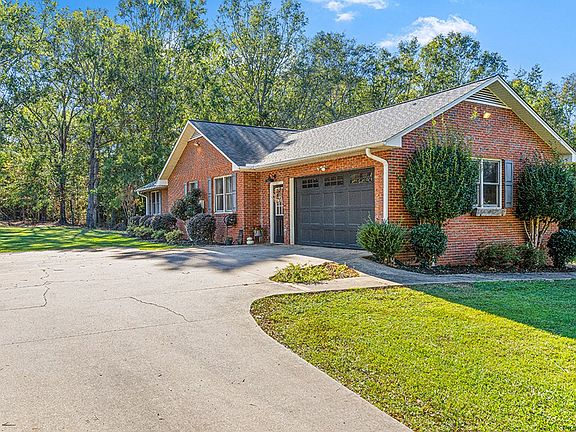 2nd image of 8 Quail Hollow Dr