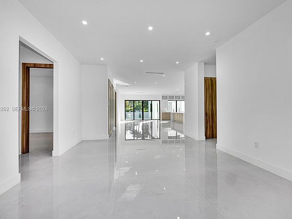 4th image of 472 S Royal Poinciana Blvd