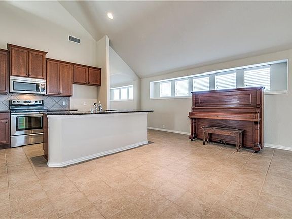 3rd image of 2740 Pine Trail Dr