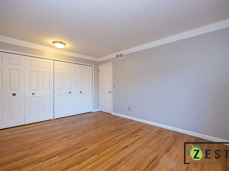 415 Fox Hills Dr N — Photo 20