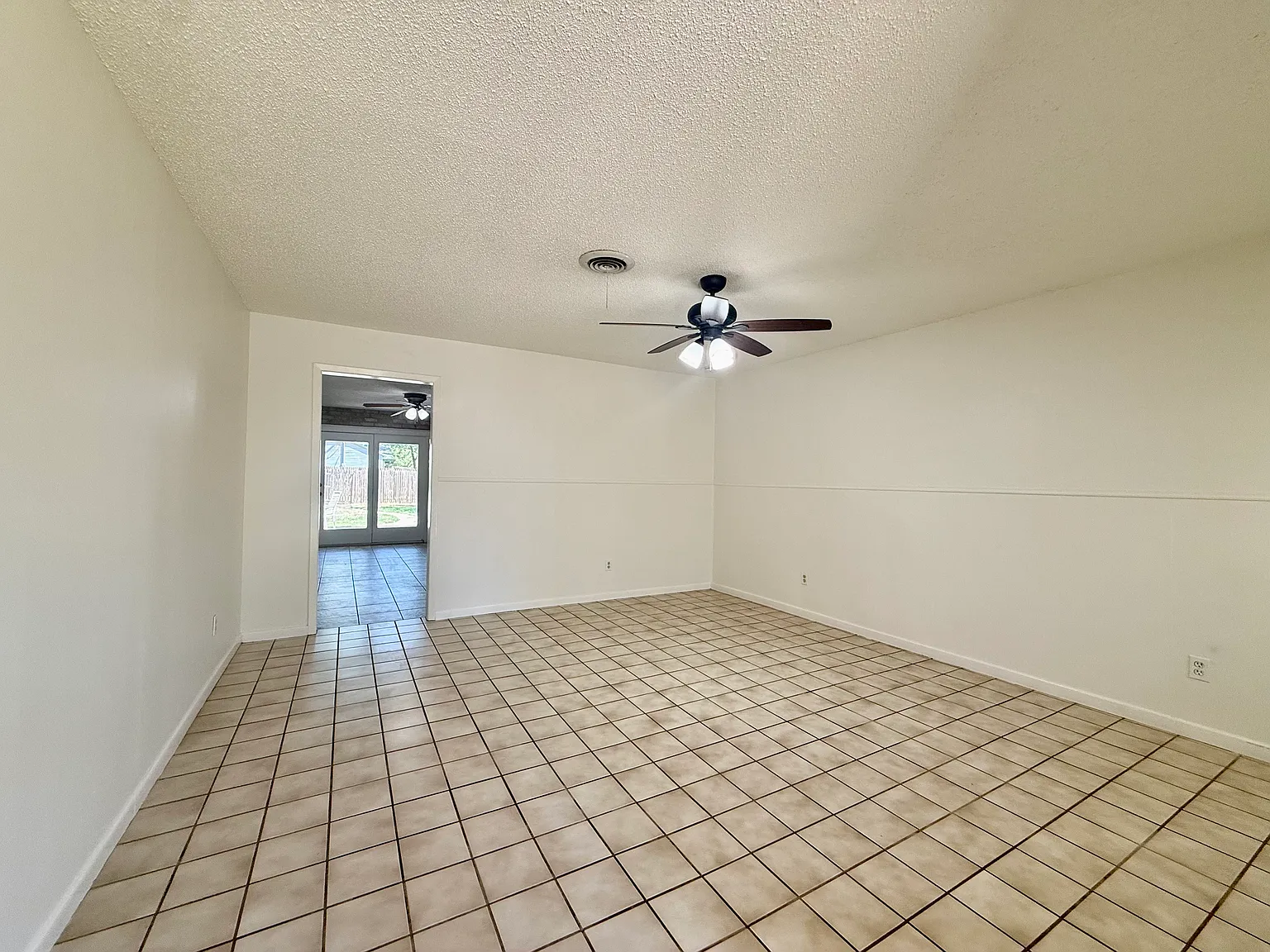 3 bed, 1882 sqft, $1,900 — Photo 4