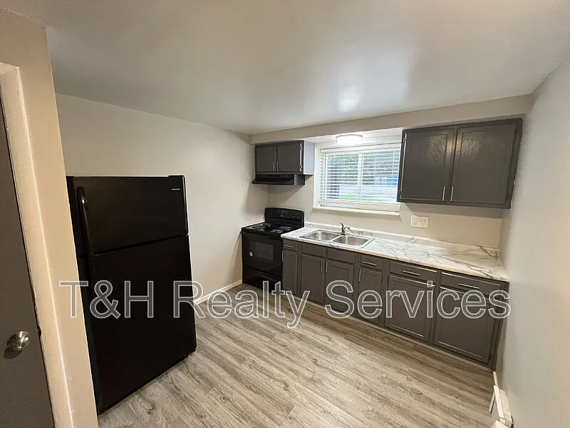 1152 Evans Ave — Photo 3