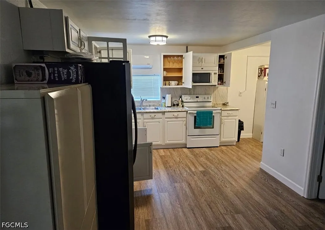 2 bed, 2.0 bath, 972 sqft, $1,900 — Photo 2