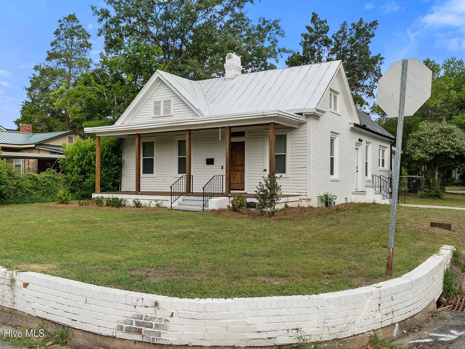 3 bed, 2.0 bath, 1624 sqft, $2,200 — Photo 2