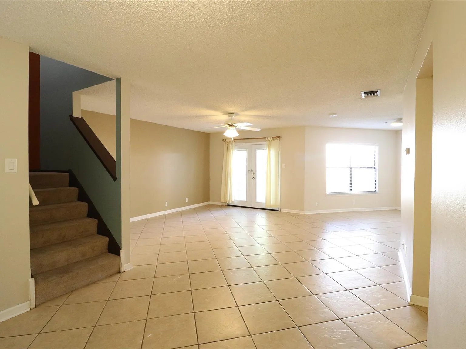 3 bed, 2.5 bath, 1916 sqft, $1,800 — Photo 3