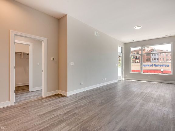 3rd image of 3220 N Lincoln Ave #202