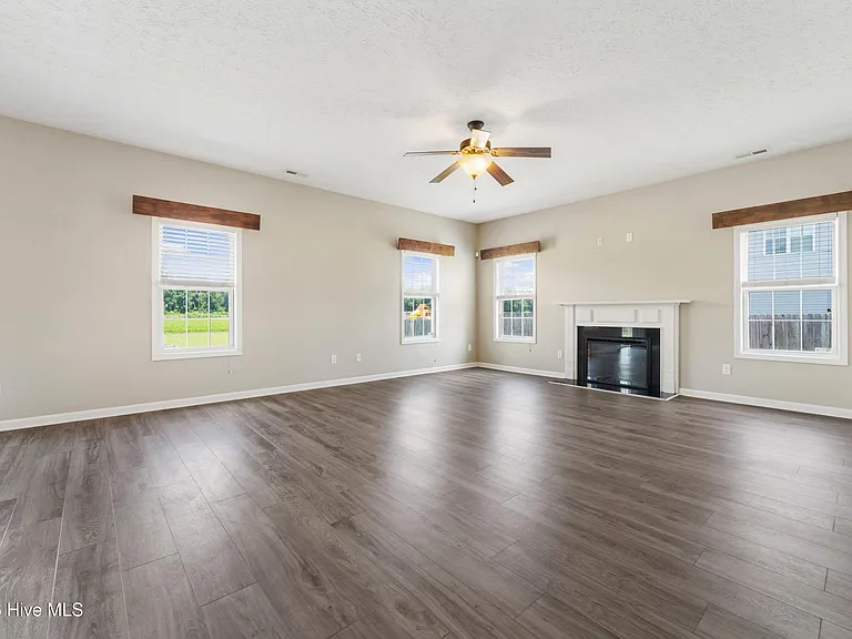 407 S Bluff Cir — Photo 2