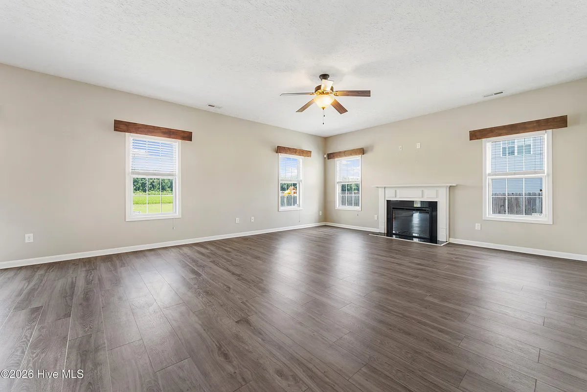 Building Photo - 407 S Bluff Cir
