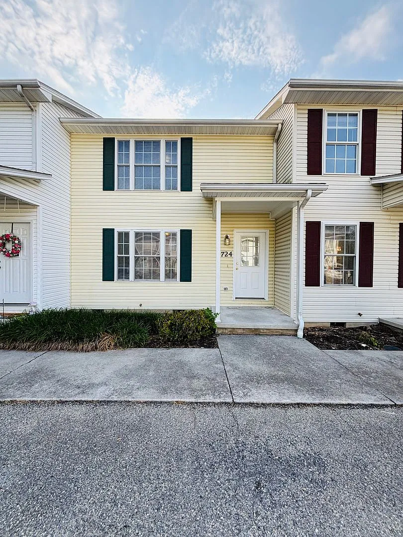 2 Bedroom, 2.5 Bath Townhouse — Photo 1