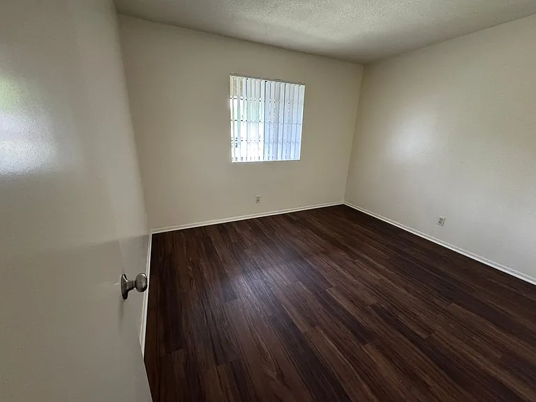 420 E 7th St — Photo 30