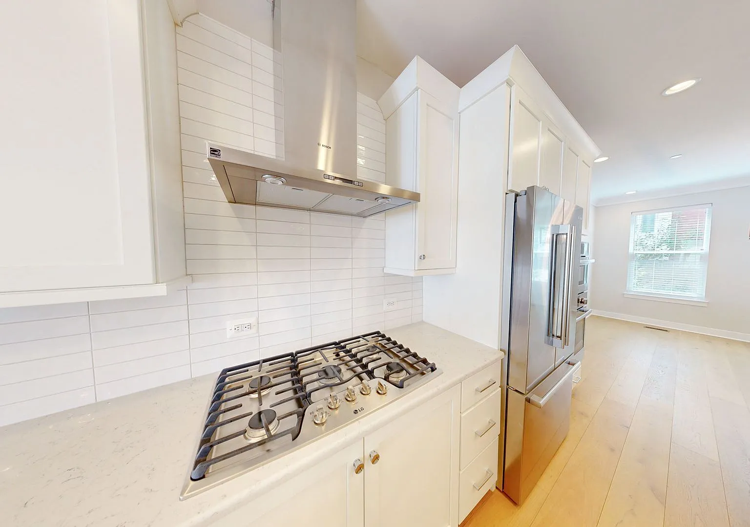 Fresh And Updated - 4 Level Elevator 4/4.5 Th — Photo 2