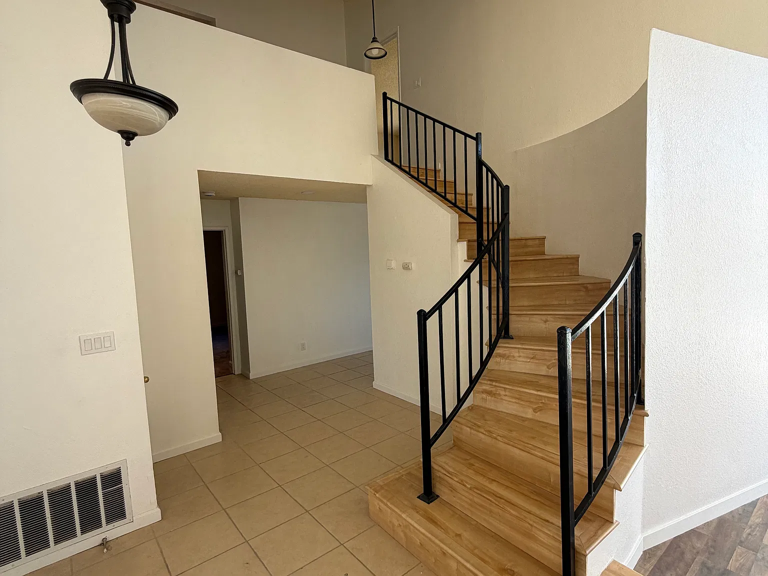5 bed, 2477 sqft, $2,950 — Photo 3