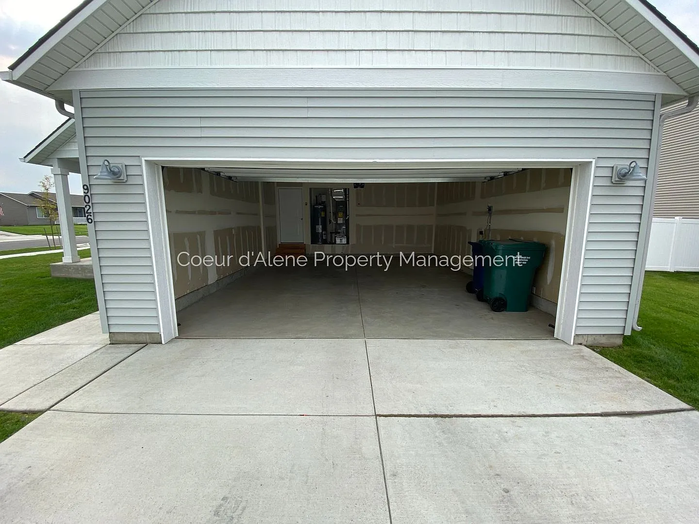3 bed house on corner lot in Crown Pointe! — Photo 3