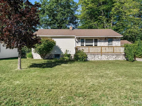 2011 Neidhart Ave, Marquette, MI 49855