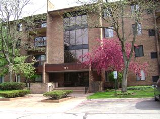 714 Walnut Dr APT 105, Darien, IL