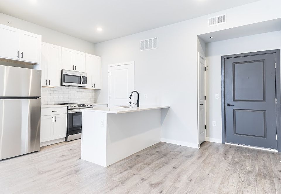 604 Kitchen and Entry