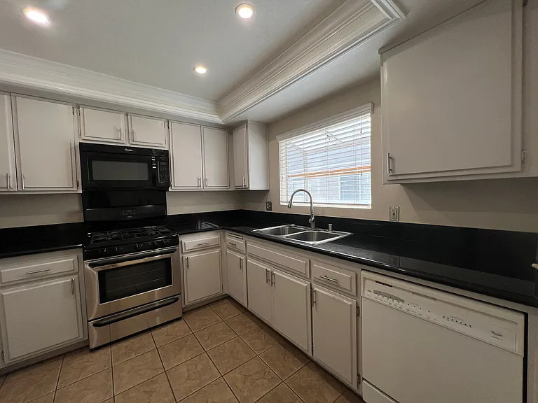 154 N Meridith Ave #9 — Photo 14