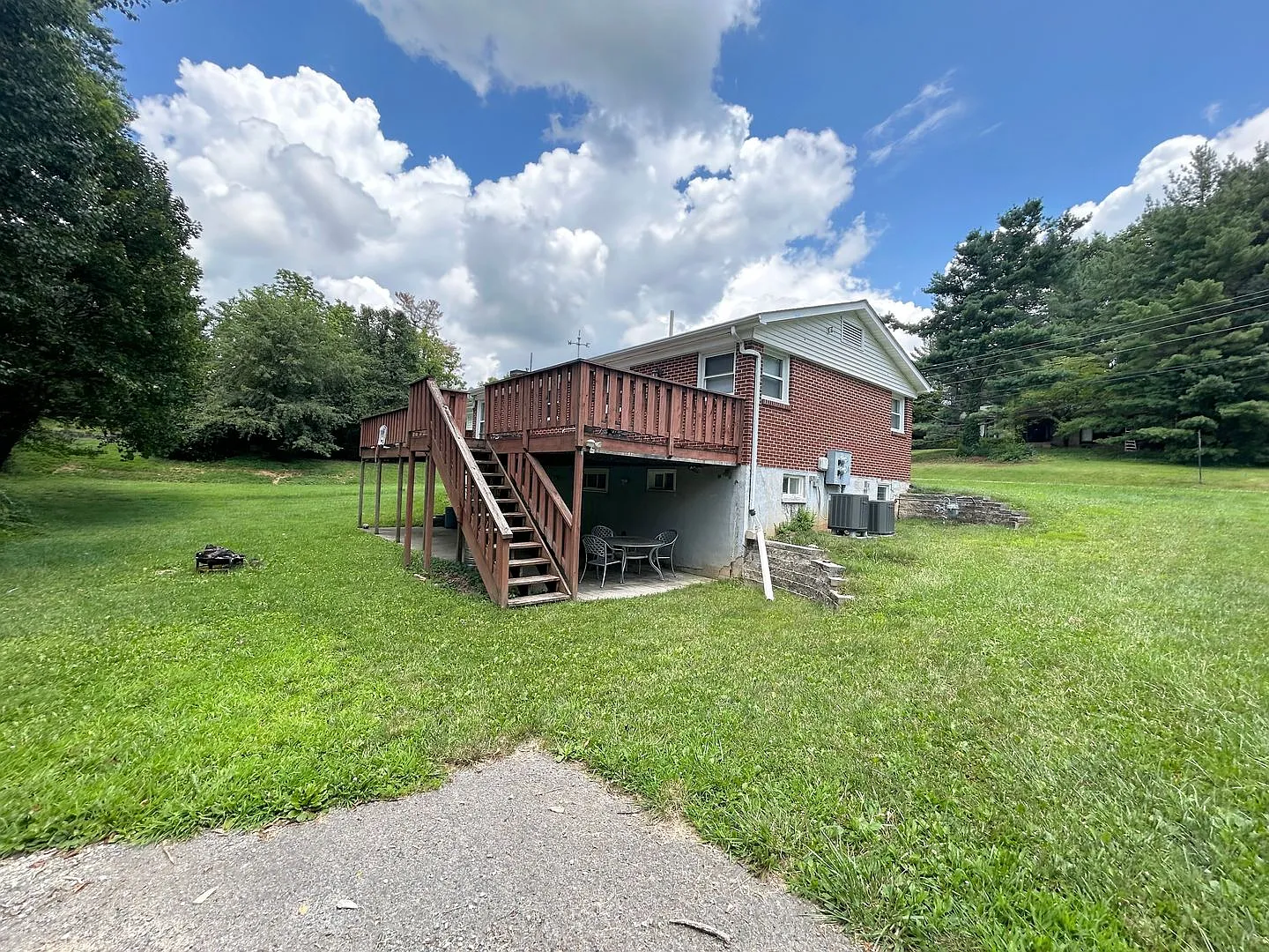 Spacious 4BR Home with 3 Baths, Large Yard & Convenient Blacksburg Location — Photo 2