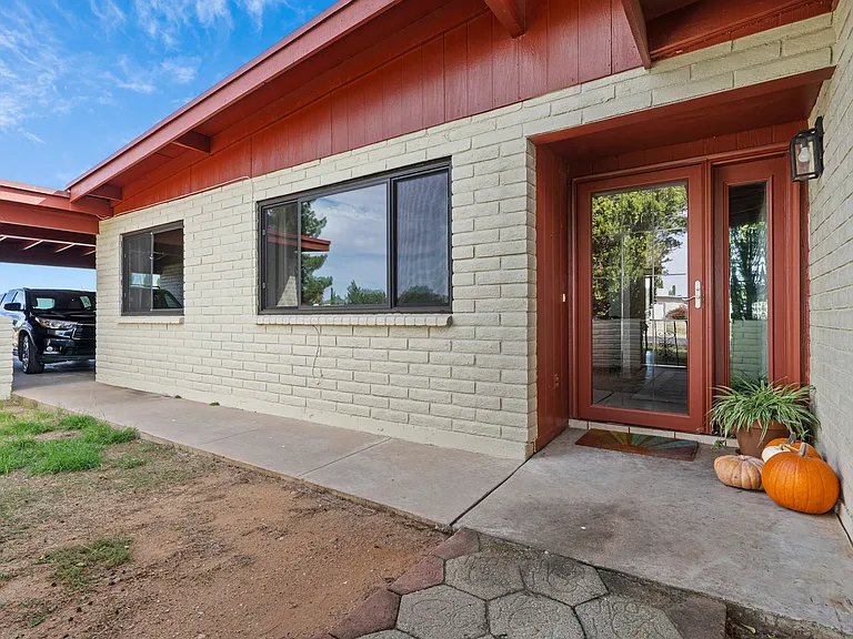 1398 Heather Dr — Photo 2