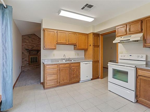 4th image of 273 Dianne Dr