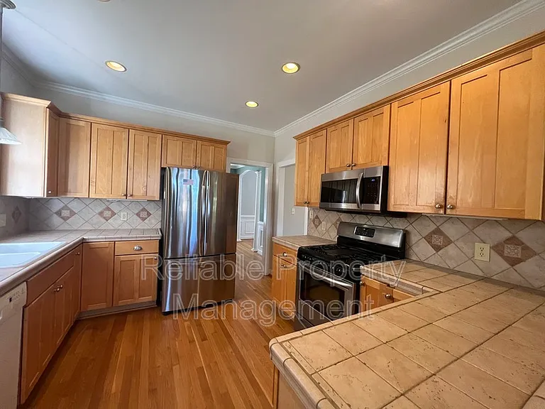 1004 Melville Ln — Photo 8