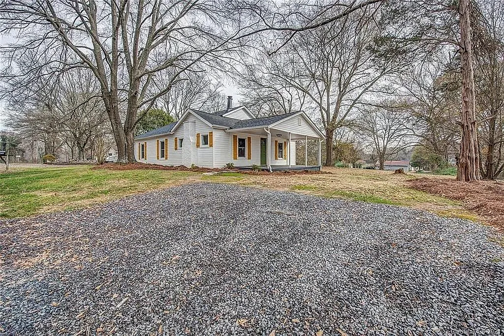 3 bed, 1.5 bath, 1207 sqft, $1,273 — Photo 4