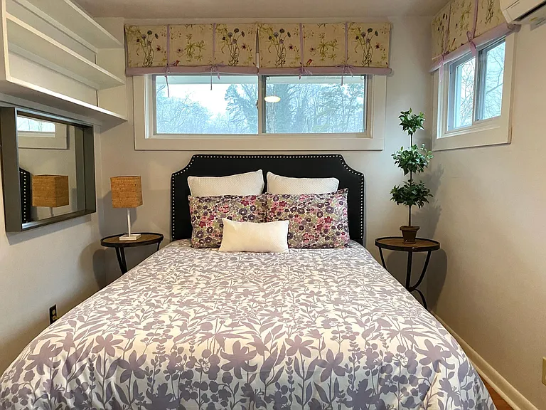 Second bedroom with queen bed or use as an office