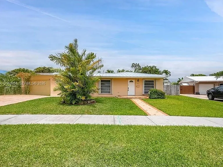 9402 SW 185th Ter — Photo 1