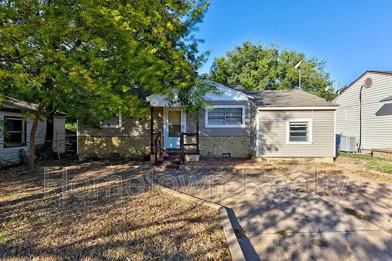 3 bed, 1.0 bath, 720 sqft, $1,395 — Photo 1