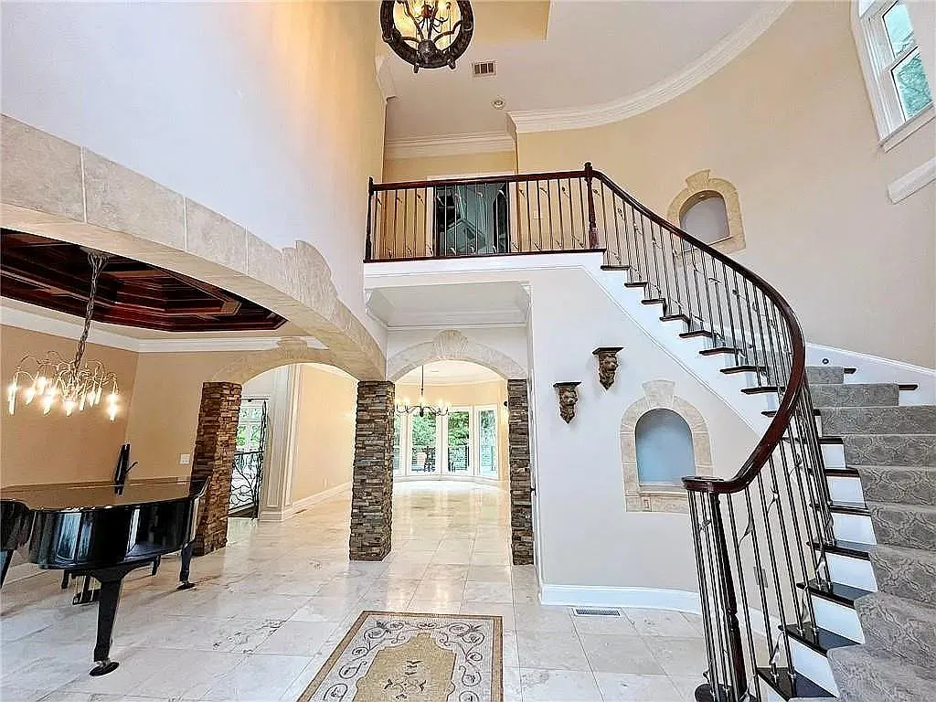 6 bed, 6718 sqft, $5,500 — Photo 2