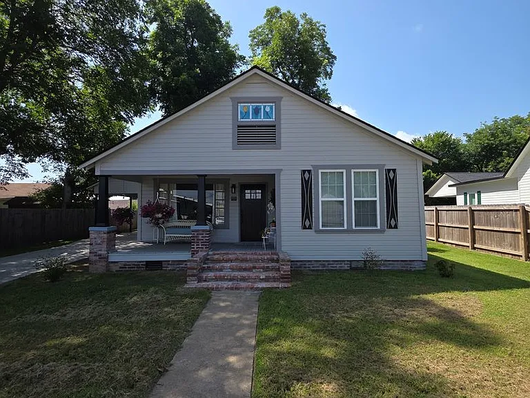 105 Pecan St — Photo 1