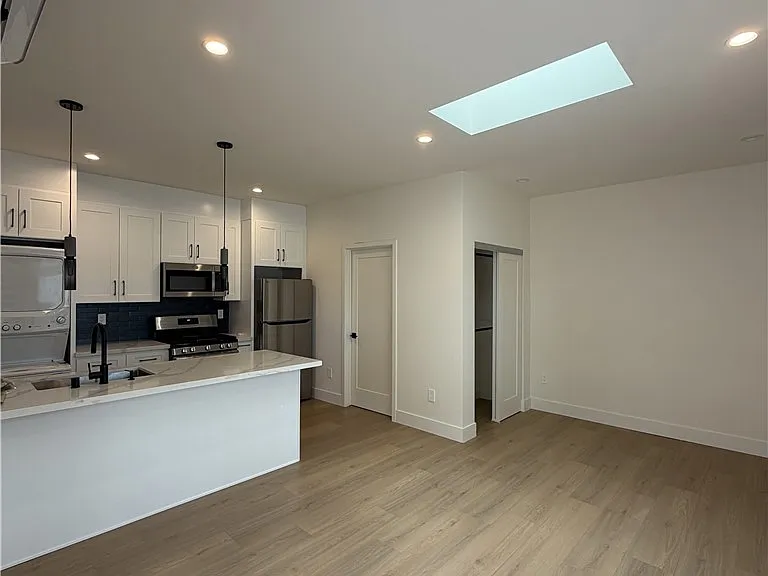 20509 Vose St #1/2 — Photo 2