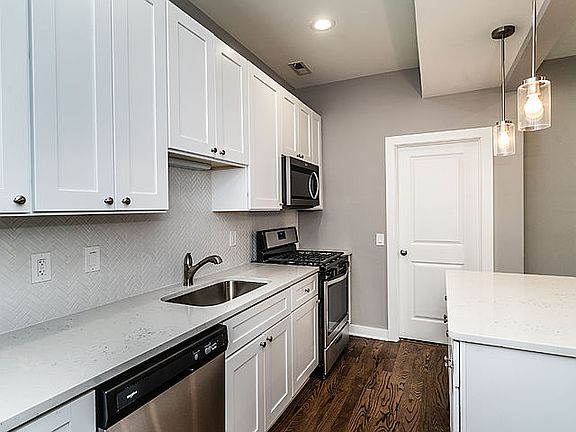 4th image of 2246 S Whipple St #2R
