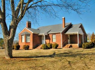 2416 Spicewood Dr, Winston Salem, NC 27106