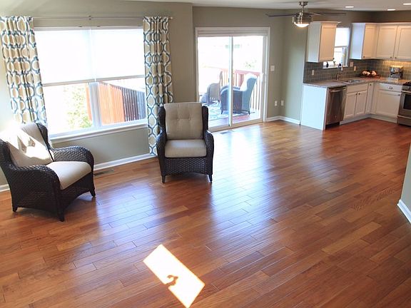 3rd image of 3909 Lonsdale St