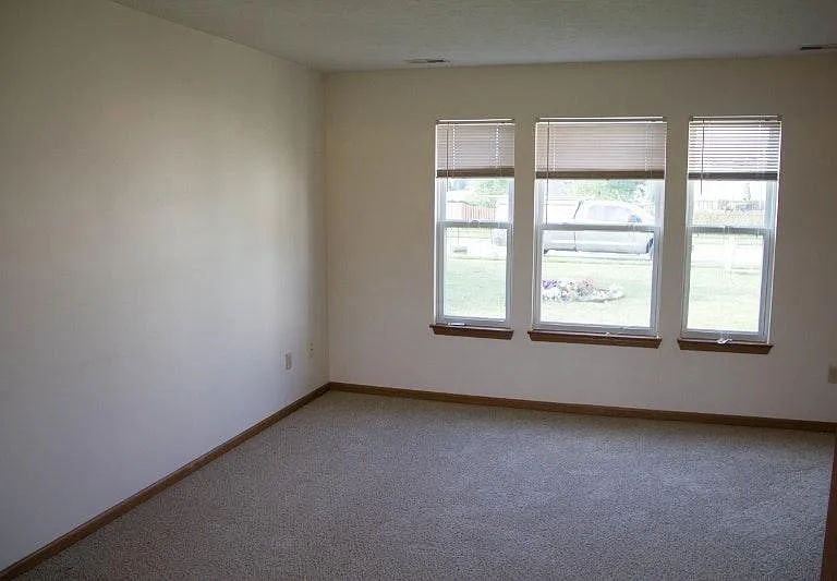 5015 Wolflake Dr — Photo 2