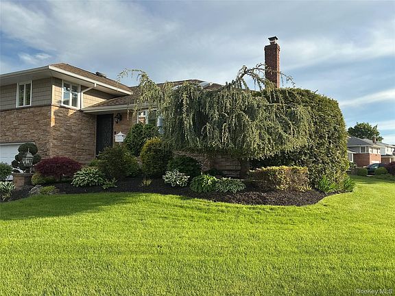 3rd image of 909 Berkshire Drive