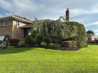 909 Berkshire Drive, Westbury, NY 11590