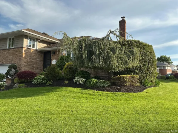 909 Berkshire Drive, Westbury, NY 11590