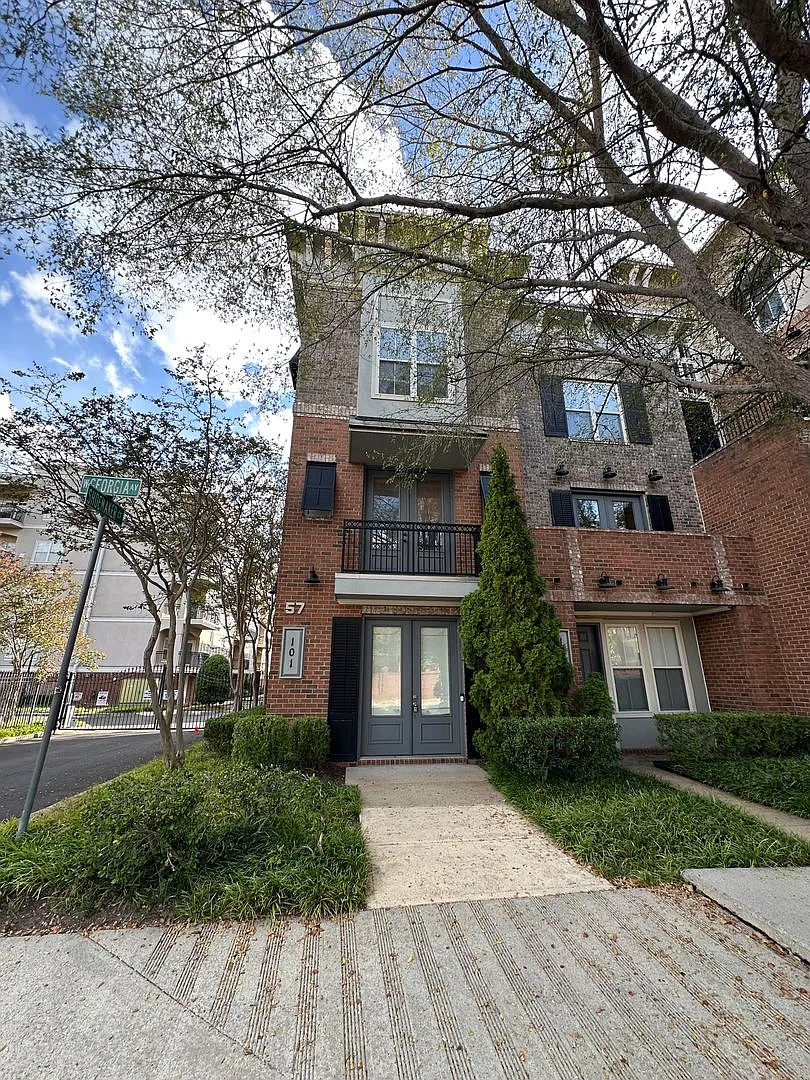 Gated Downtown Memphis Living in a Convenient Location. Pets are welcome with owner's approval. — Photo 1