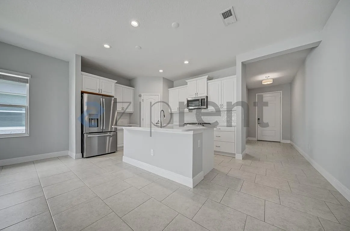 3 bed, 25159960 sqft, $2,500 — Photo 4