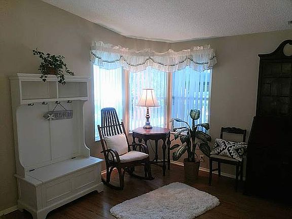 2nd image of 21 Winthrop Ln