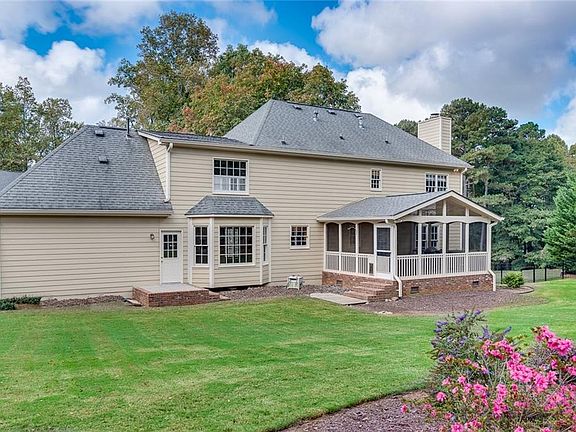 4th image of 2143 Country Club Dr