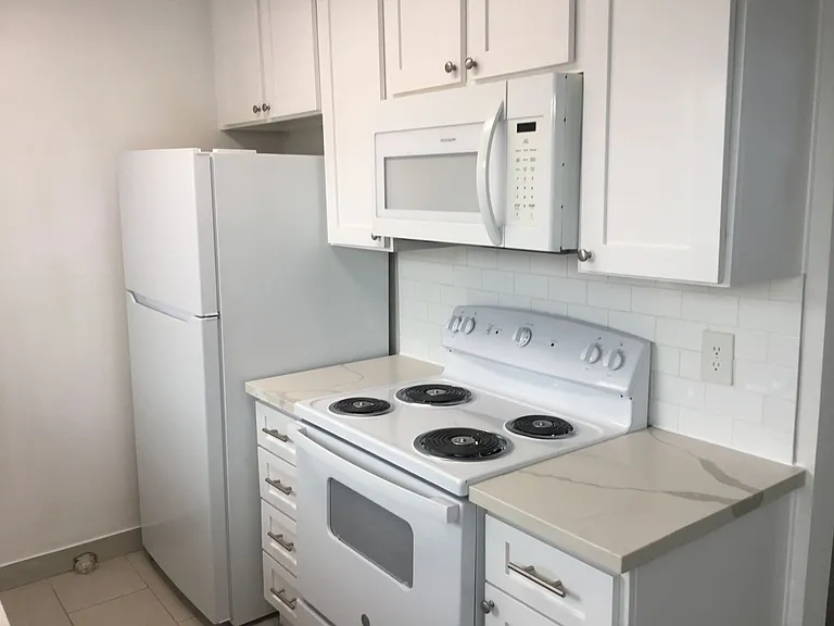 COMPLETELY REMODELED TOWNHOUSE FOR RENT — Photo 15